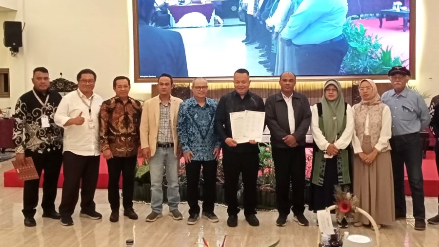 Deklarasi upaya oenyelamatan kina Indonesia, Kepala Puslit Teh dan Kina Gambung, M Akmal Agustira memegang  naskah tandatangan kesepakatan.