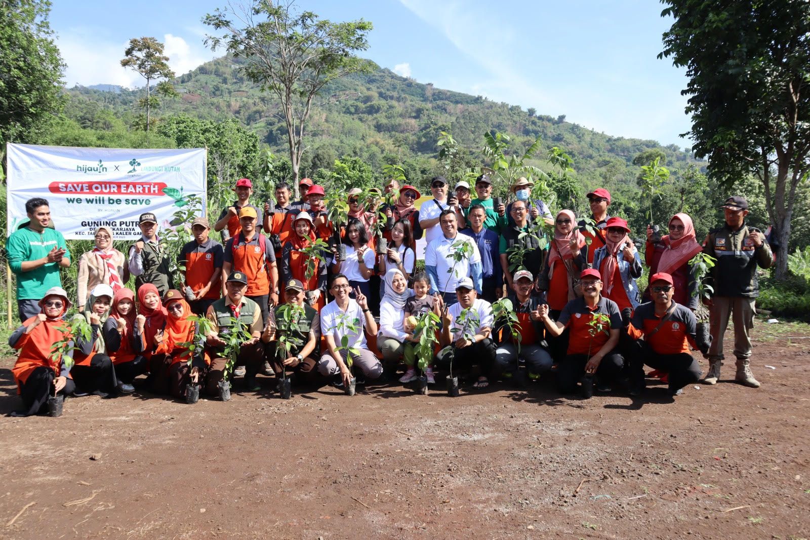 Tim SAS Hospitality Grup dan Lindungi Hutan saat melakukan aksi gerakan tanam pohon alpukat di Desa Bojong, Garut, Jawa Barat, Sabtu, 9 Desember 2023.