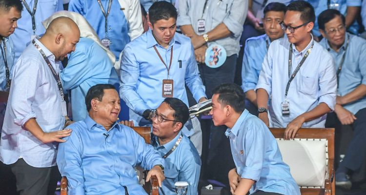 Capres nomor urut 2, Prabowo Subianto (tengah) sedang berbincang dengan cawapresnya, Gibran Rakabuming Raka (kedua kanan) dan tim sukses mereka usai menyampaikan visi-misinya dalam debat perdana Capres dan Cawapres 2024 di Gedung KPU, Jakarta, Selasa (12/12/2023). 