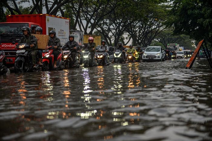 Kendaraan melintasi genangan air di Jalan Soekarno Hatta, Gedebage, Bandung, Jawa Barat, Senin, 11 Desember 2023.