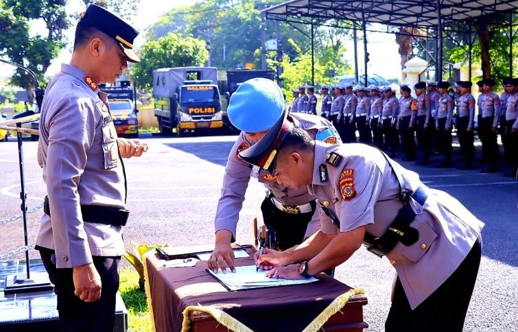Kapolres Banjar,AKBP Bayu Catur Prabowo menyaksikan penandatanganan fakta integritas Pejabat Baru Polres Banjar