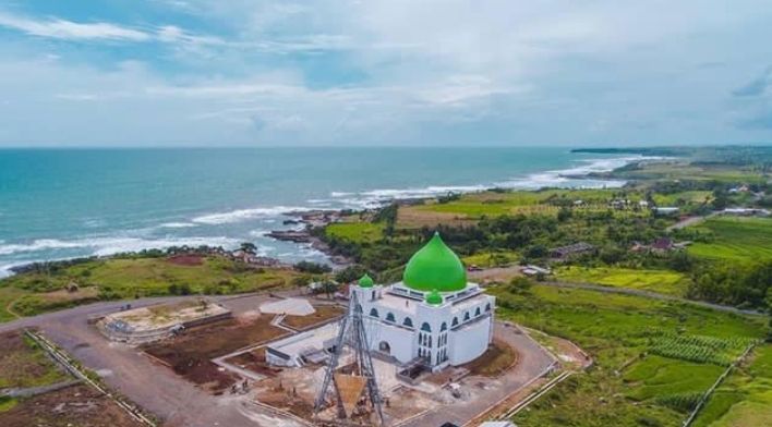 Pantai Cicalobak di Garut, Jawa Barat