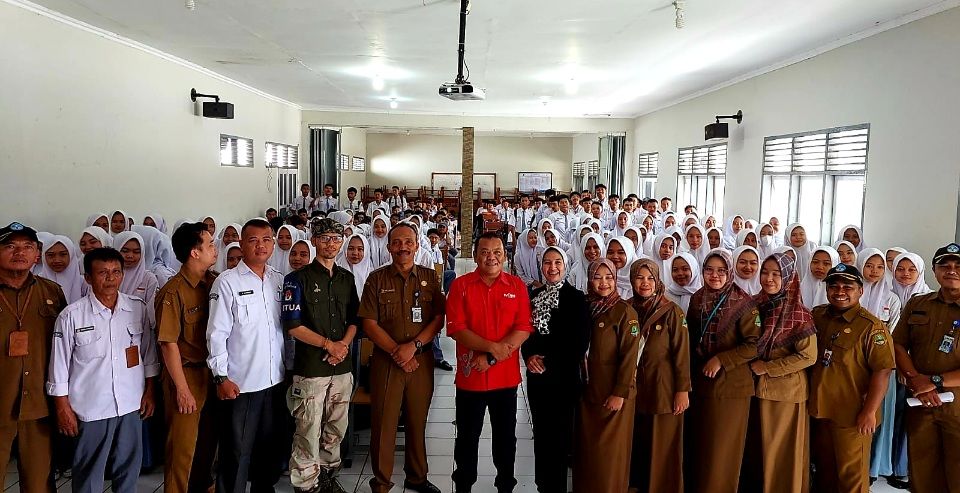 KOMISIONER KPU Banjar, guru dan ratusan pelajar difoto bersama usai acara sosialisasi Pemilu dan jurnalistik tangkal hoaks di SMKN 4 Banjar, baru-baru ini.