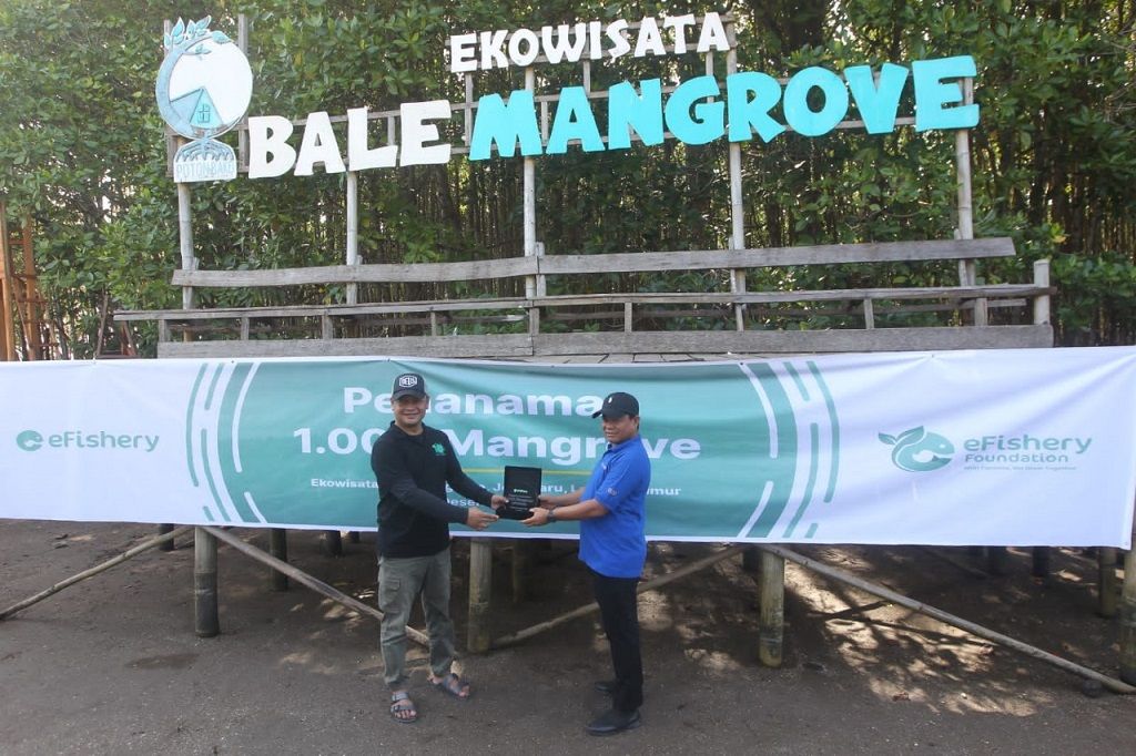 Muhammad Chairil-- VP of Public Affair eFishery (kiri) menyerahkan plakat penanaman 1000 mangrove kepada M  Zainuddin SPsi MSi-- Kepala Dinas Kelautan dan Perikanan Lombok Timur. Sumber: eFishery