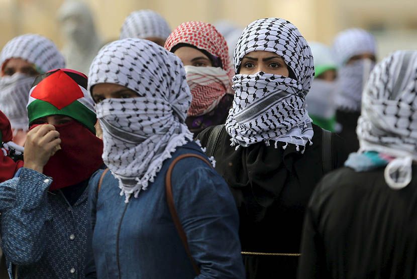 Pengunjuk rasa perempuan Palestina mengambil posisi di dekat pemukiman Yahudi Bet El, Tepi Barat, Palestina, Sabtu, 10 Oktober 2010. (REUTERS/Mohamad Torokman)