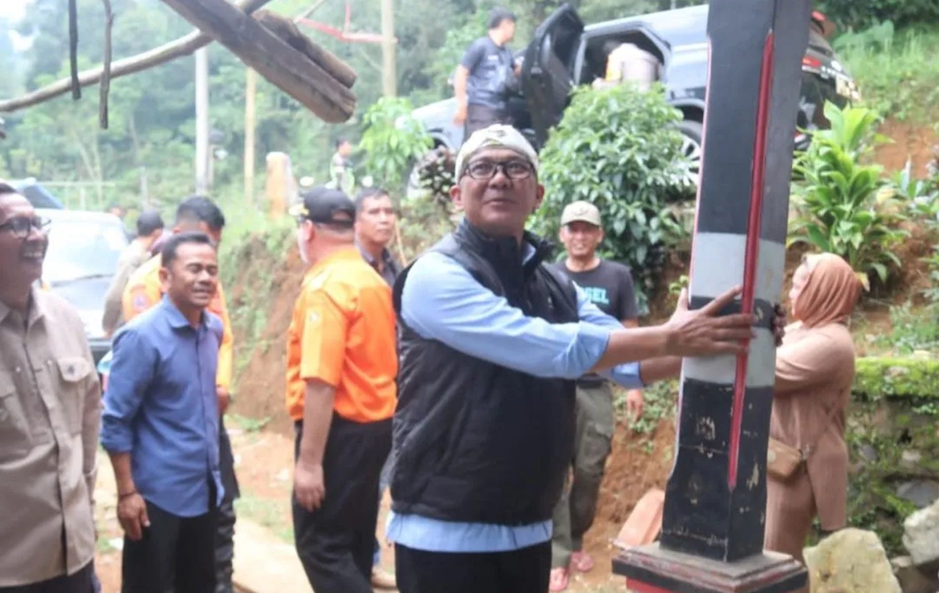 Pelaksana Tugas Bupati Bogor Iwan Setiawan memberikan bantuan kepada warga terdampak gempa di  Desa Purwabakti, Pamijahan, Kabupaten Bogor, Jawa Barat.