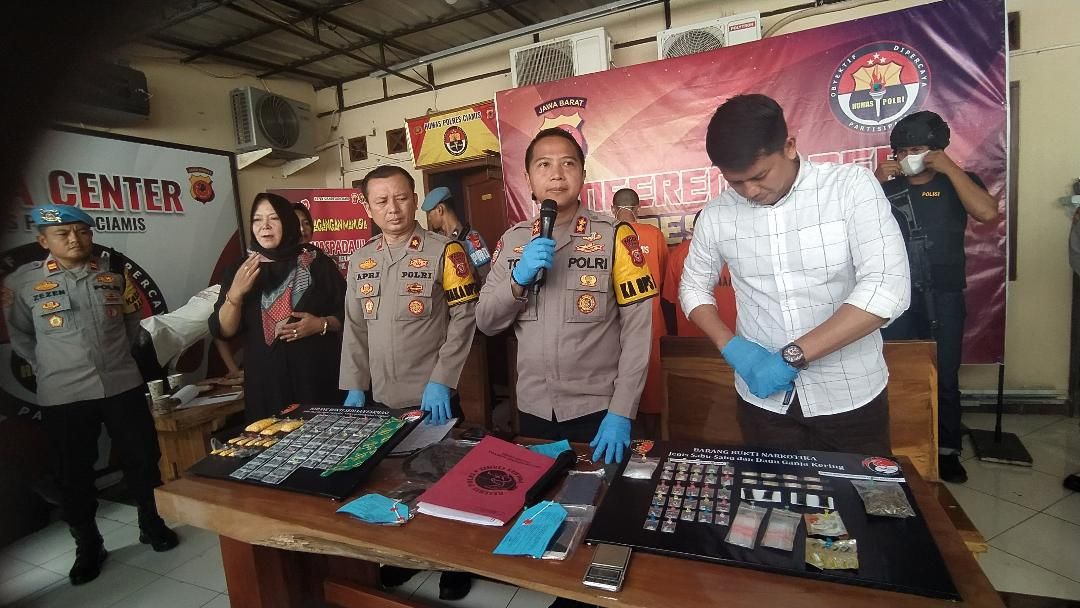 Kapolres Ciamis AKBP Tony Prasetyo Yudhangkoro memberikan keterangan pers pengungkapkan kasus peredaran narkoba jenis sabu-sabu, dan obat terlarang, di Mapolres Ciamis pada Kamis, 14 Desember 2023.