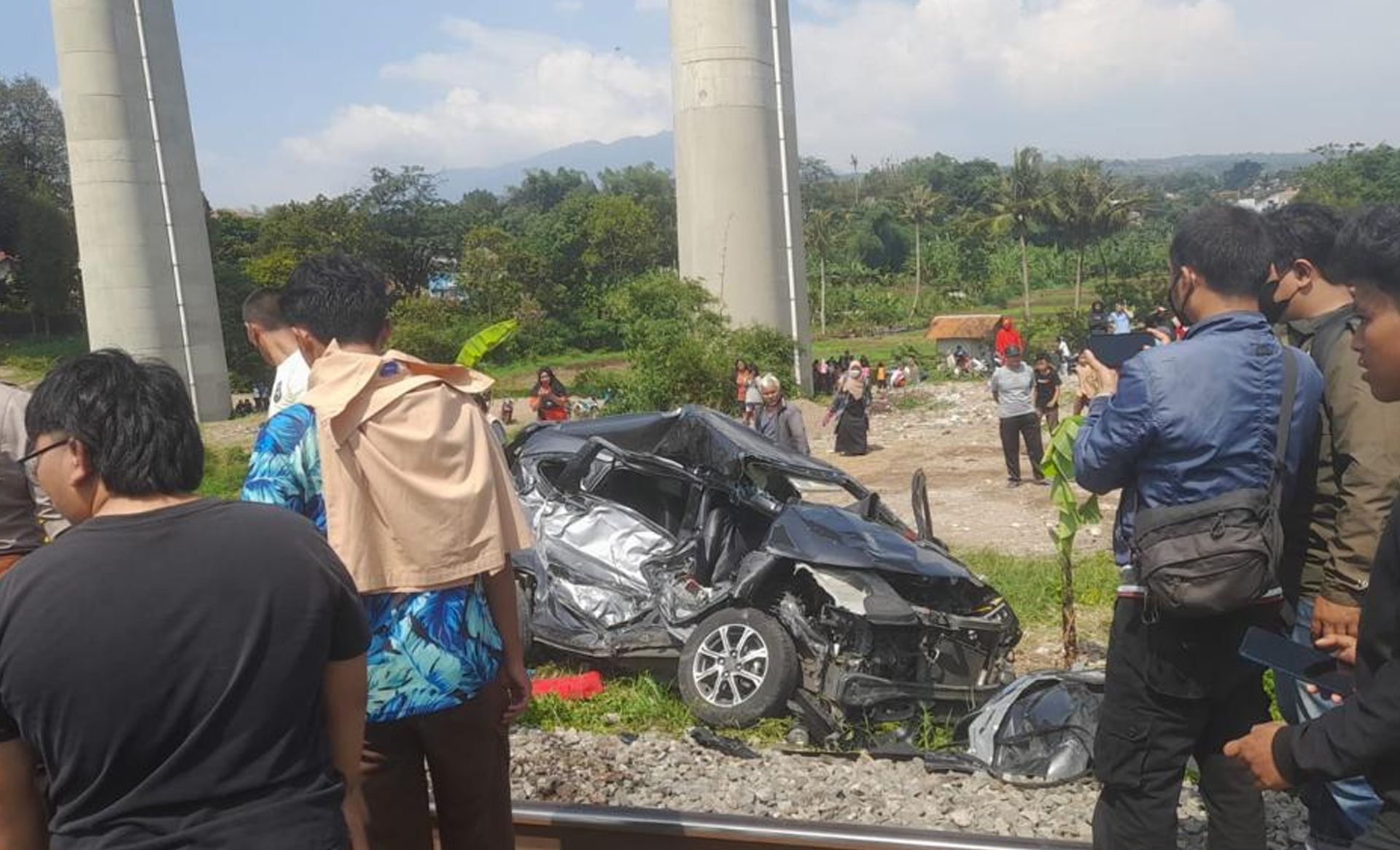 Feeder Kereta Api Cepat tabrak mobil Daihatsu Sigra di daerah Cilame, Kecamatan Ngamprah, Kabupaten Bandung Barat, Kamis 14 Desember 2023