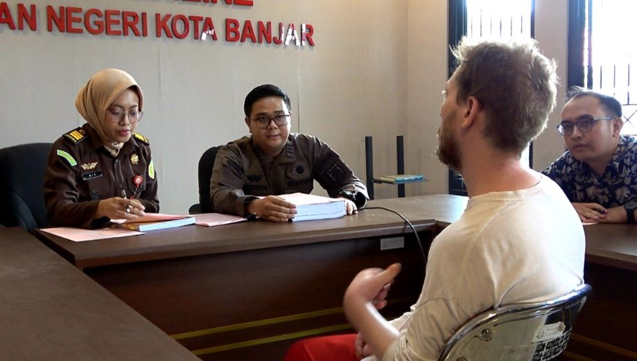 BULE ALW yang dilimpahkan Penyidik Polres Banjar kepada JPU Kejari Kota Banjar menjalani pemeriksaan ruangan tahap 2 Kejari Kota Banjar, Kamis (14/12/2023).