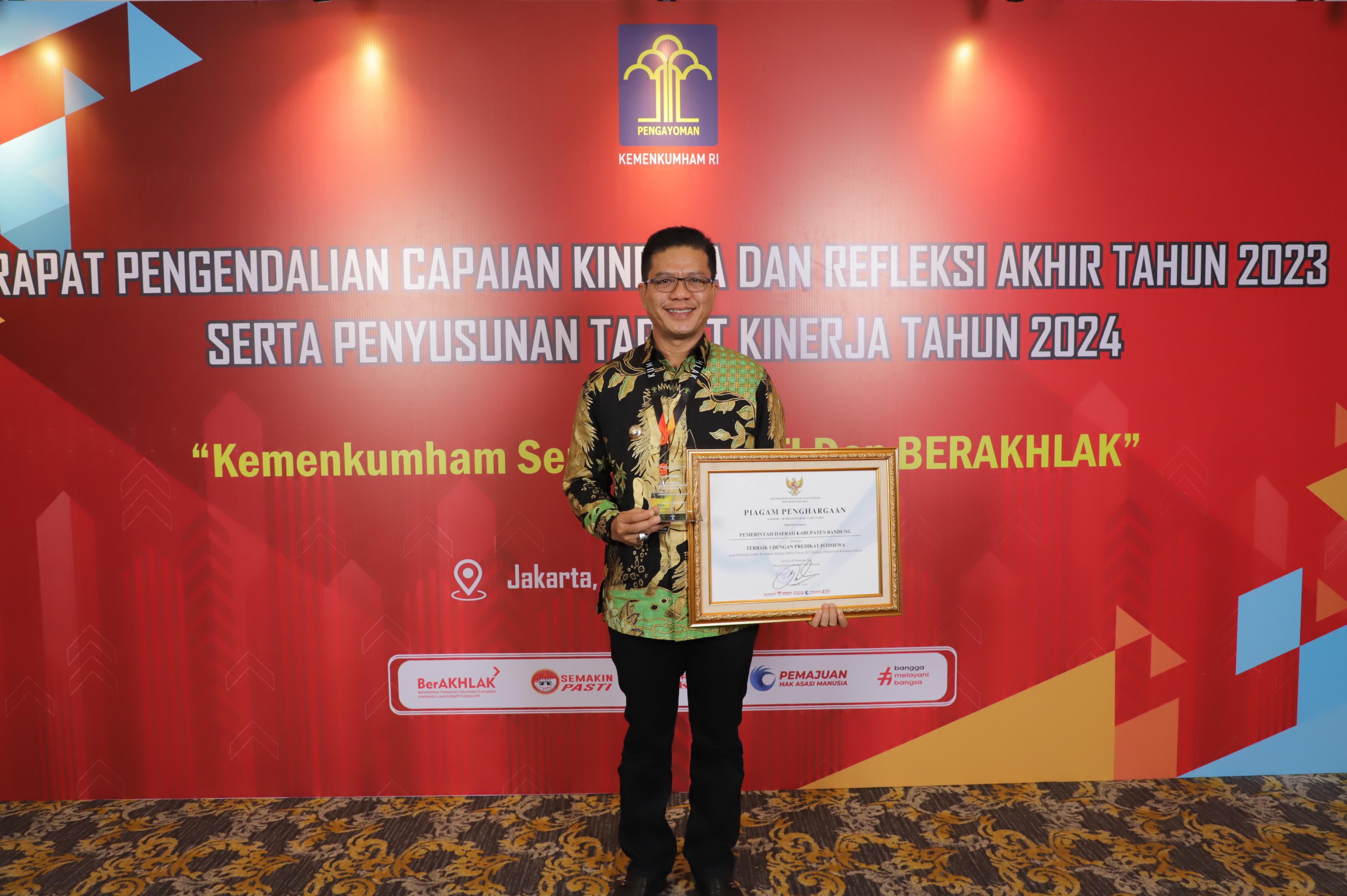 Bupati Bandung Dadang Supriatna menerima langsung penghargaan IRH dari Menkumham di Ballroom Hotel Borobudur, Jakarta, Kamis 14 Desember 2023./ Diskominfo