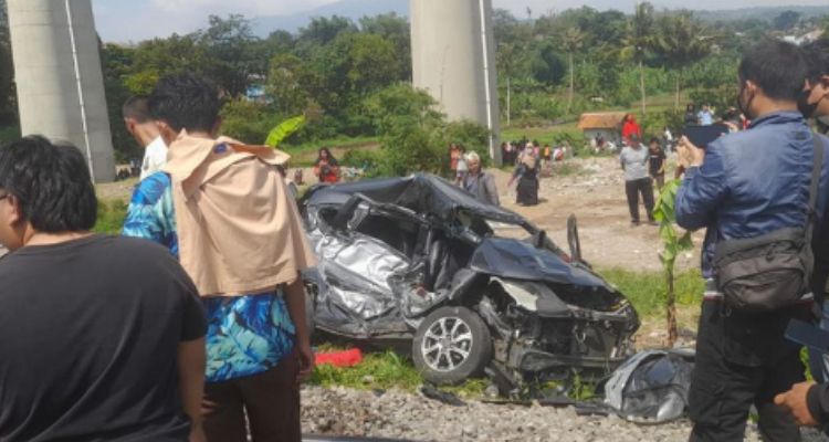 Foto mobil yang tertabrak Feeder KA Cepat di Bandung pada Kamis 14 Desember 2023 