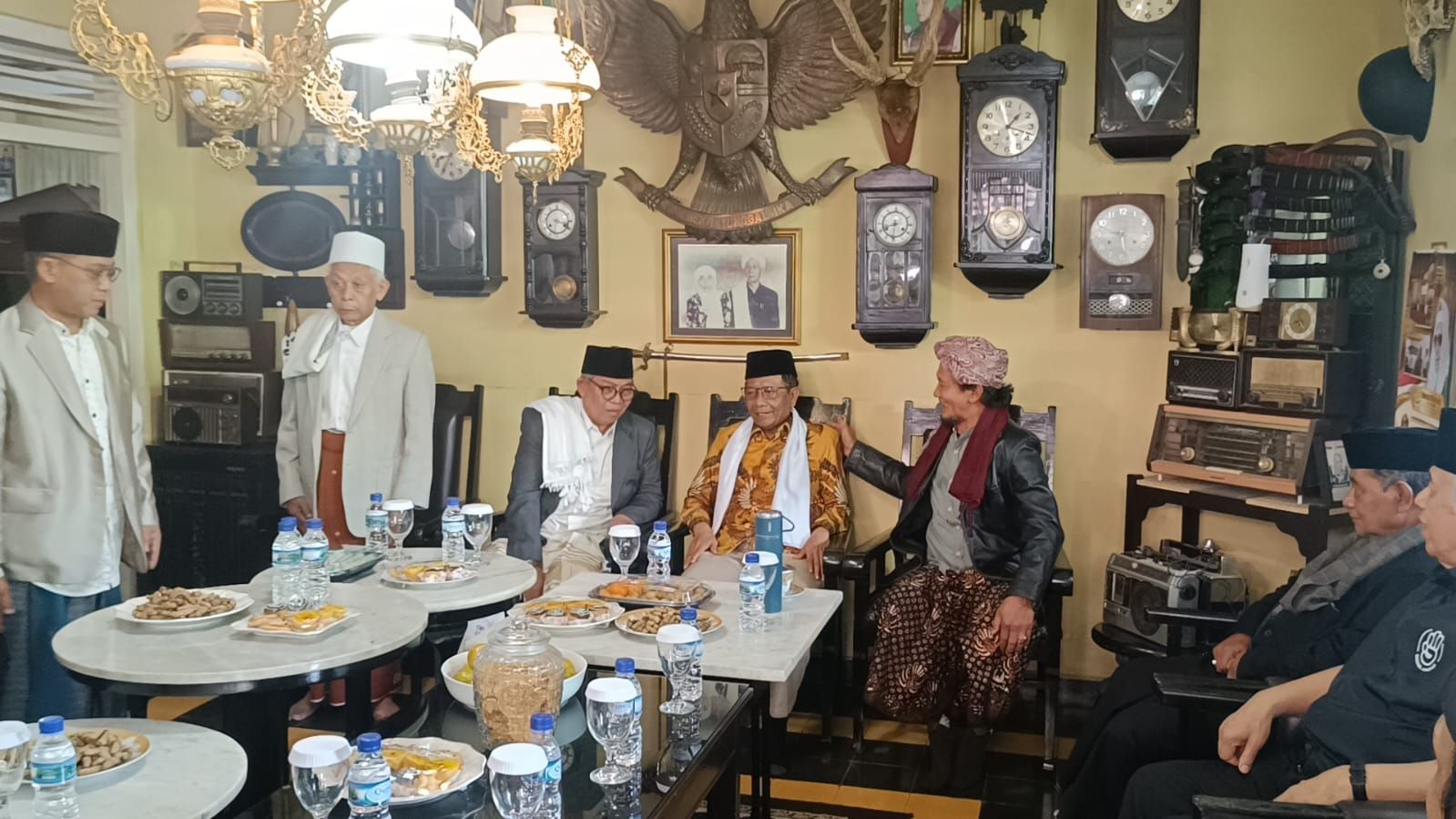 Mahfud MD berbincang dengan kiai ponpes Al-Quran Cijantung, Ciamis, Jawa Barat