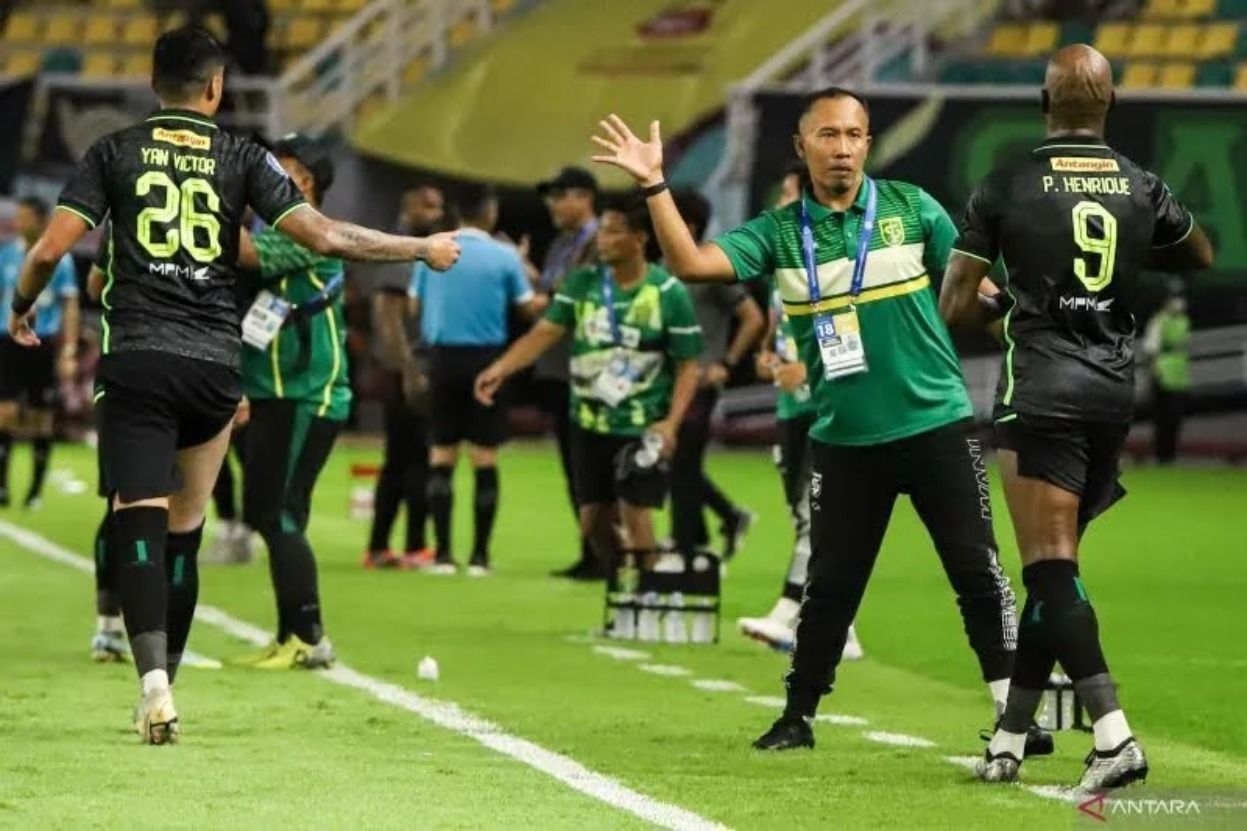 Pelatih Persebaya Surabaya, Uston Nawawi menyalami Paulo Henrique usai bobol gawang Persis Solo