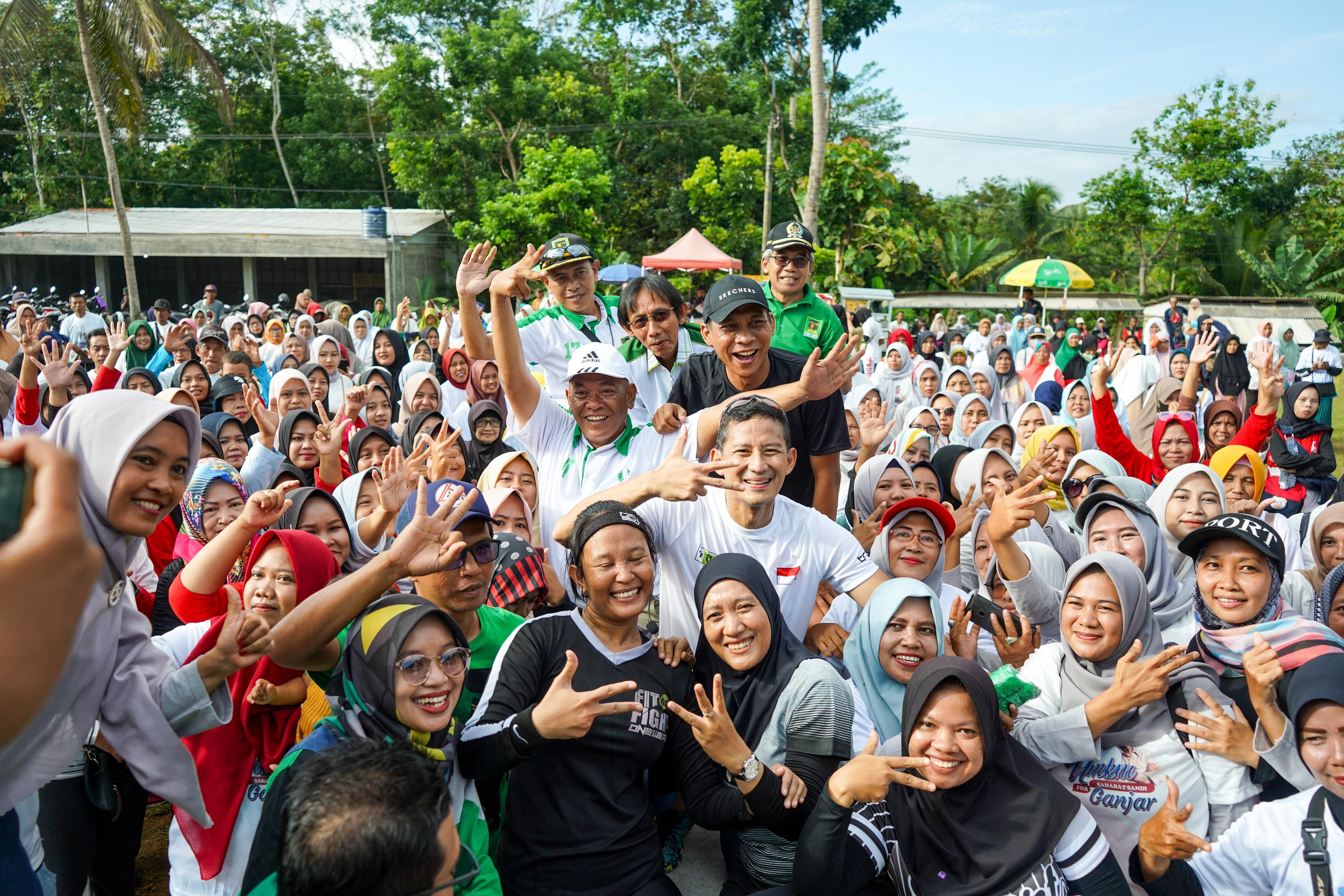 Sandiaga Uno berfoto bersama warga Ciamis dalam kampanye pemenangan Ganjar Mahfud