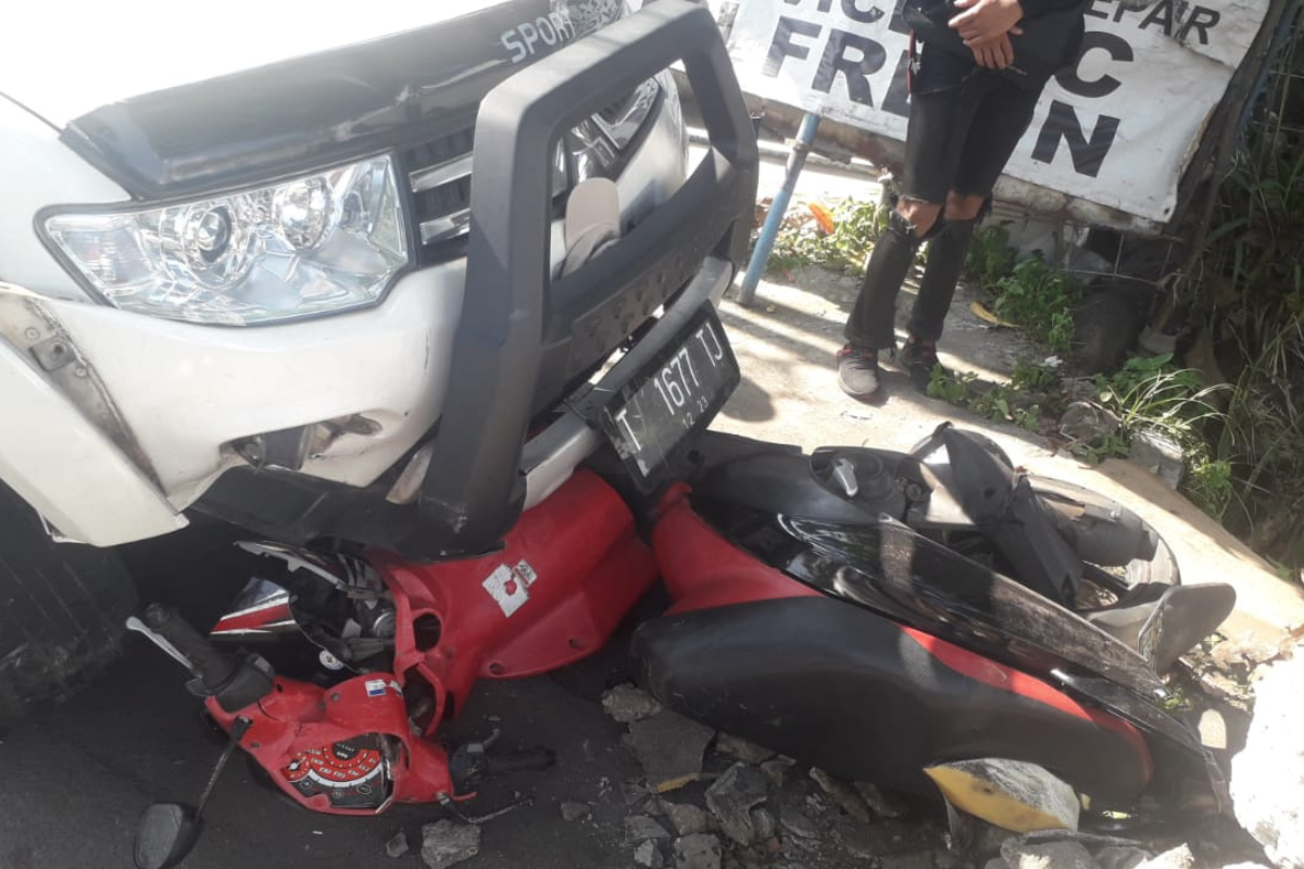 Telah terjadi kecelakaan lalu lintas yang melibatkan sebuah mobil dengan sepeda motor, di Gunung Batu, Kota Bandung, Jumat 15 Desember 2023.