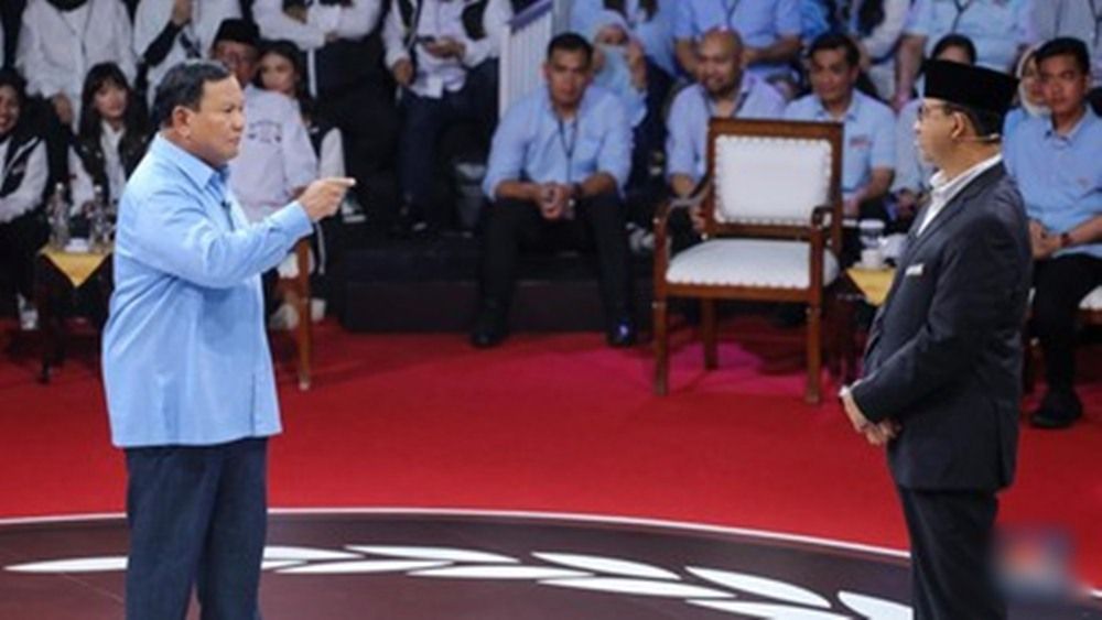 Calon Presiden (Capres) Anies Baswedan dan Prabowo Subianto Saat Debat Capres 2024 Di Kantor KPU RI