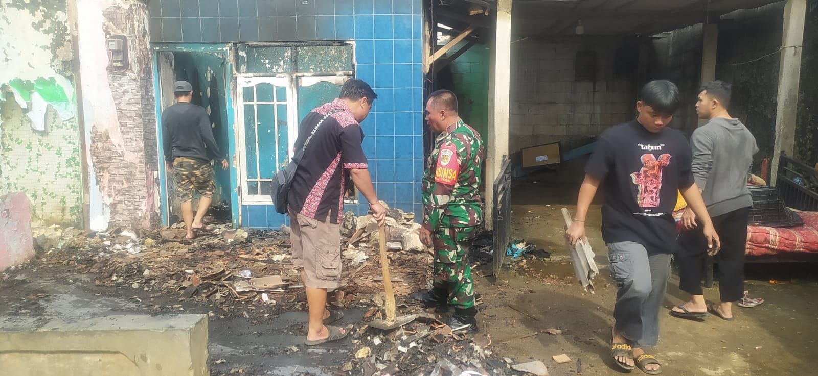 api melalap sebuah bangunan yaitu rumah milik Cecep sebagai Ketua RW 02 Desa Tegal, Kecamatan Kemang