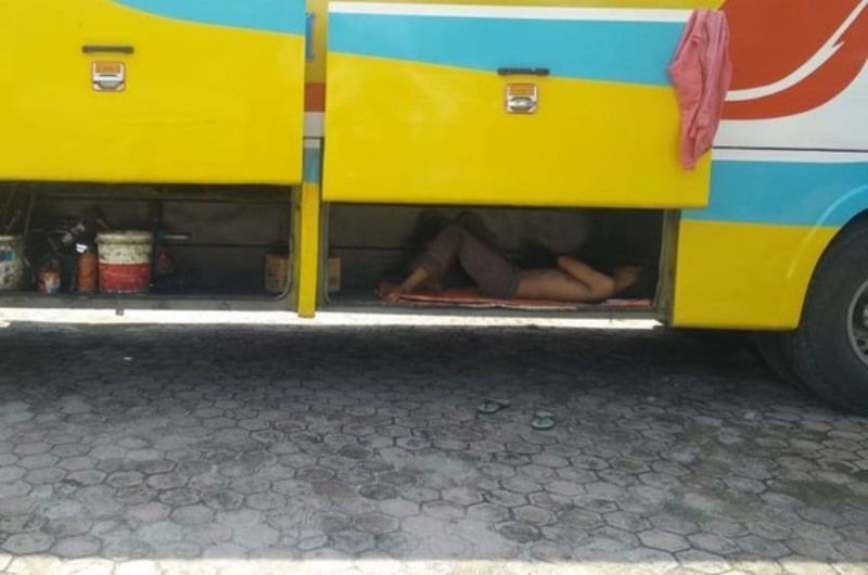 sopir bus tidur di bagasi saat istirahat