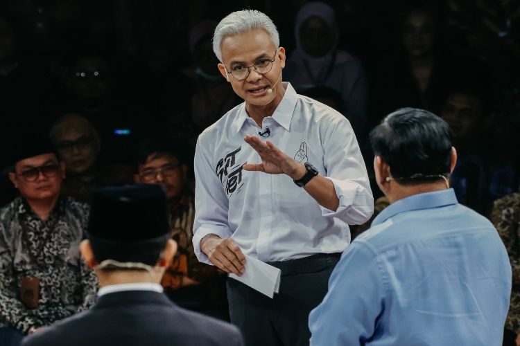 Adi Prayitno menilai debat perdana Capres tampak emosi 'Ngegas'.