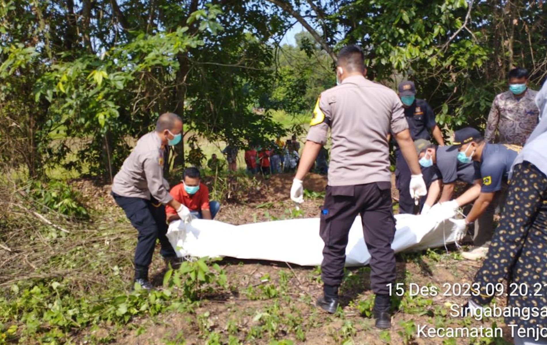 Warga Desa Singabangsa, Kecamatan Tenjo, Kabupaten Bogor digegerkan adanya penemuan mayat pria tanpa identitas.