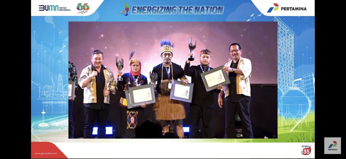 Kepala Divisi Radio PRFM 107.5 News Channel, Iqbal Pratama Putra (kedua dari kanan) menerima penghargaan dalam Anugerah Jurnalistik Pertamina yang digelar di Yogyakarta, Jumat 15 Desember 2023.