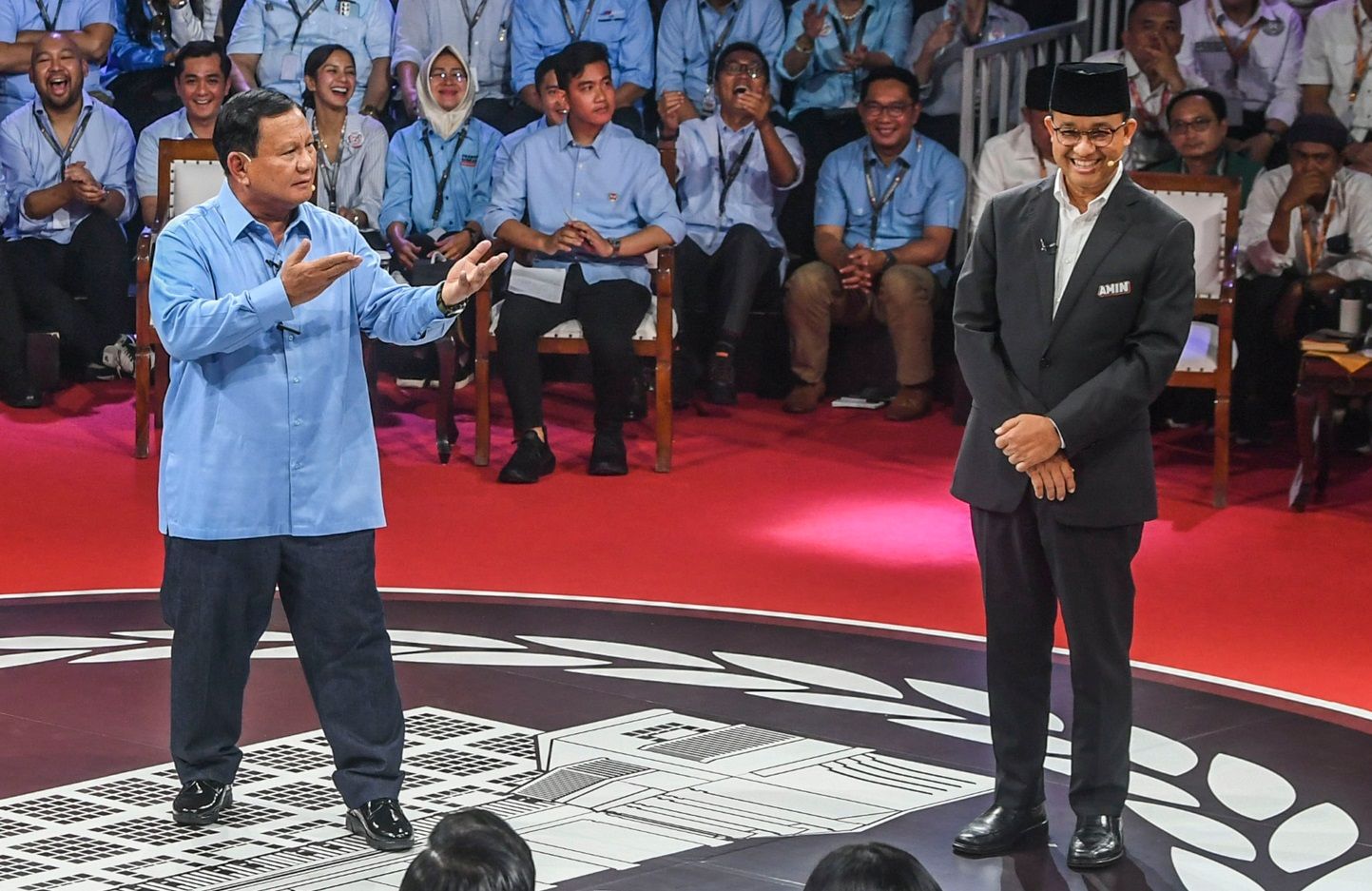 Capres nomor urut 1, Anies Baswedan (kanan) dan capres nomor urut 2, Prabowo Subianto beradu argumen pada debat perdana Capres dan Cawapres 2024 di Gedung KPU, Jakarta pada Selasa, 12 Desember 2023.