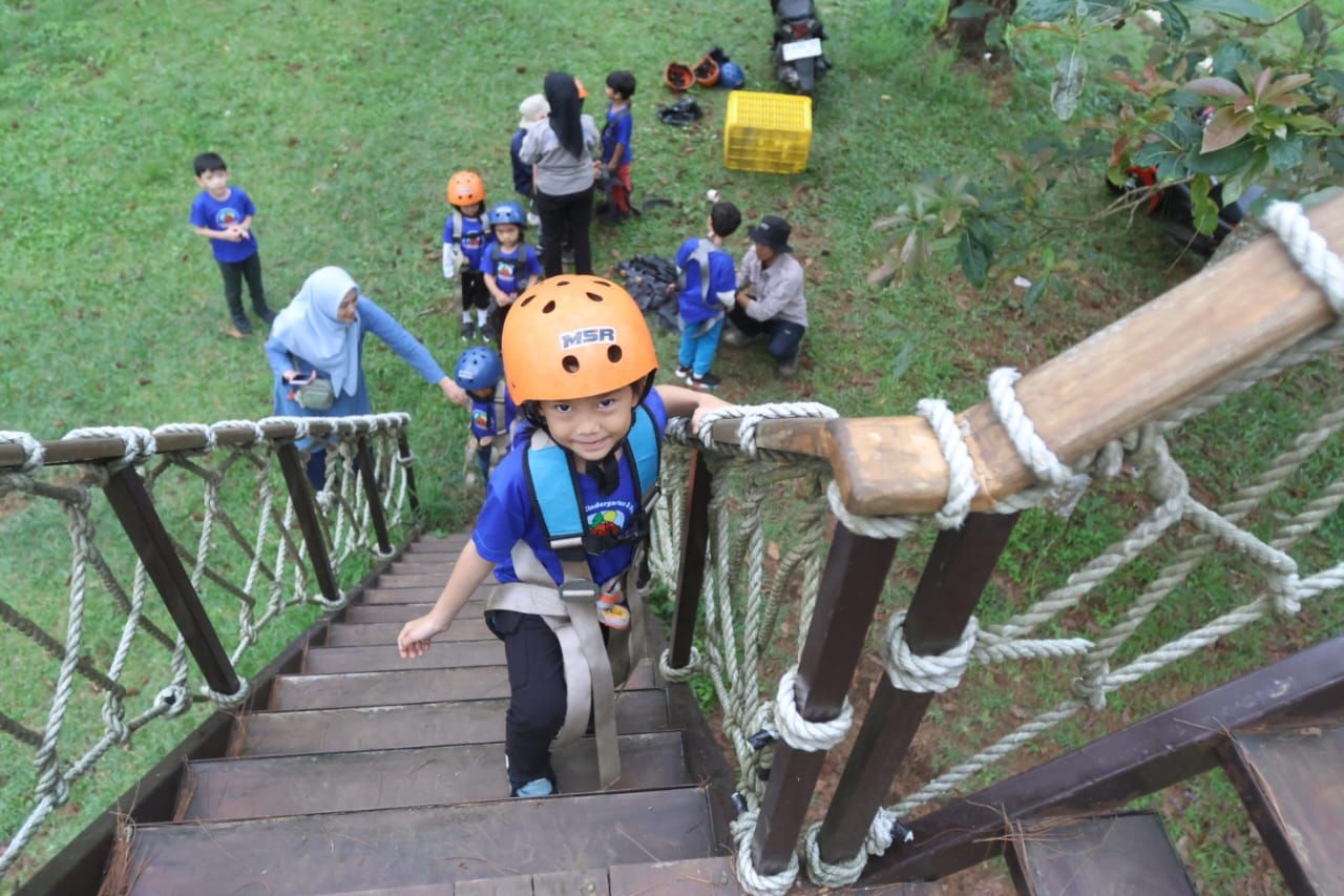 Seorang siswa TK1 Darul Hikam mengikuti kegiatan Amazing Camp, di Wisata Cozy Land, Cikole, Lembang, Kabupaten Bandung Barat, Rabu, 13 Desember 2023.