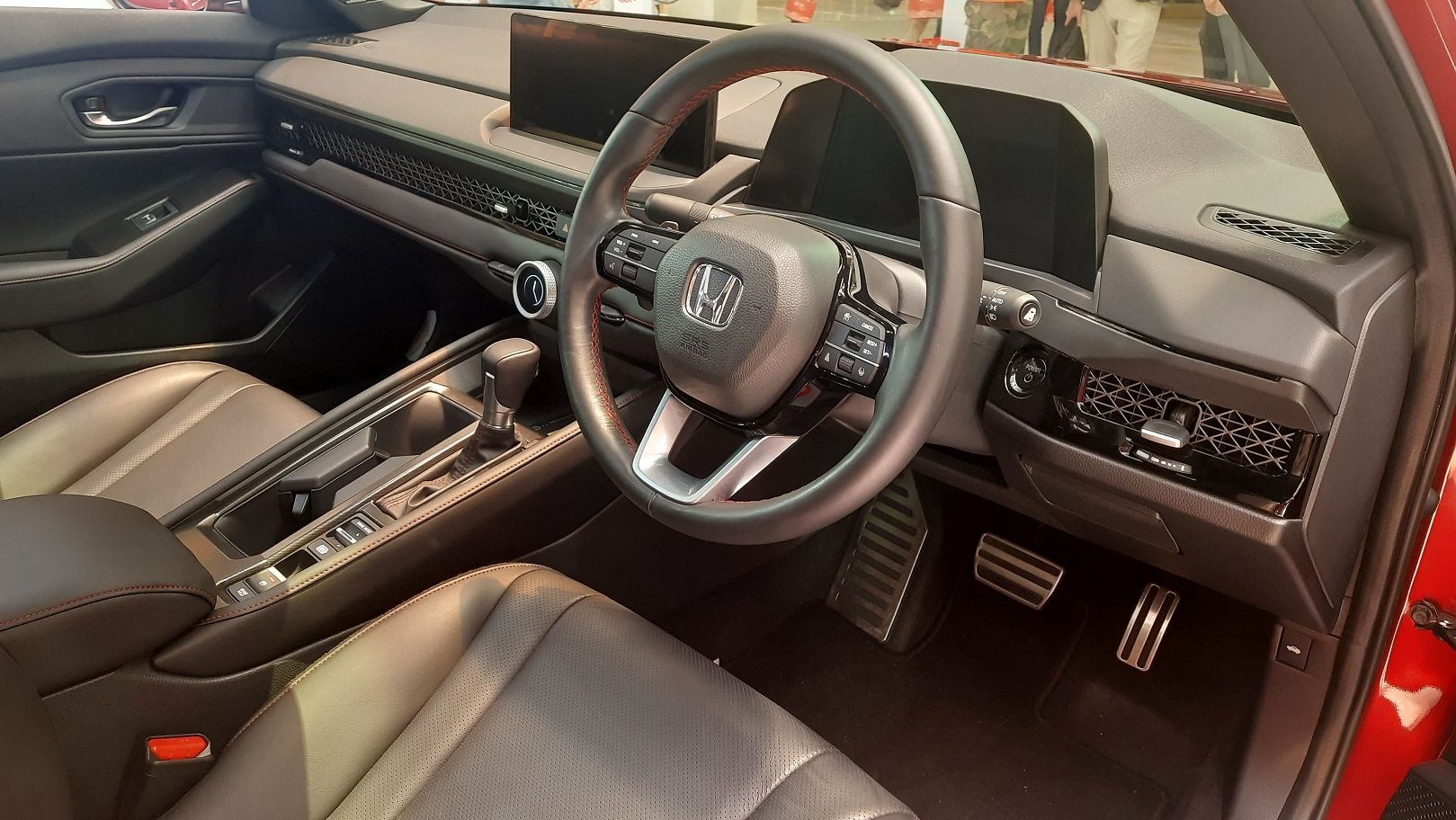 Tampilan interior premium serta berbagai teknologi yang nyaman membantu para penggunanya saat berkendara.*/ 