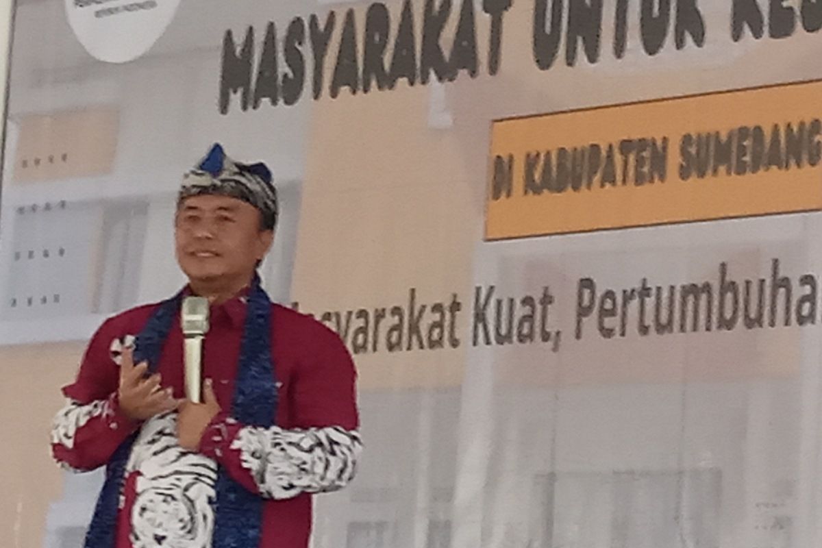 Pj Bupati Sumedang, Herman Suryatman saat mengungkapkan sejarah Mahkota Binokasih saat memberikan sambutan di acara peresmian gedung Dinas Perpustakaan dan Arsip Daerah Sumedang 