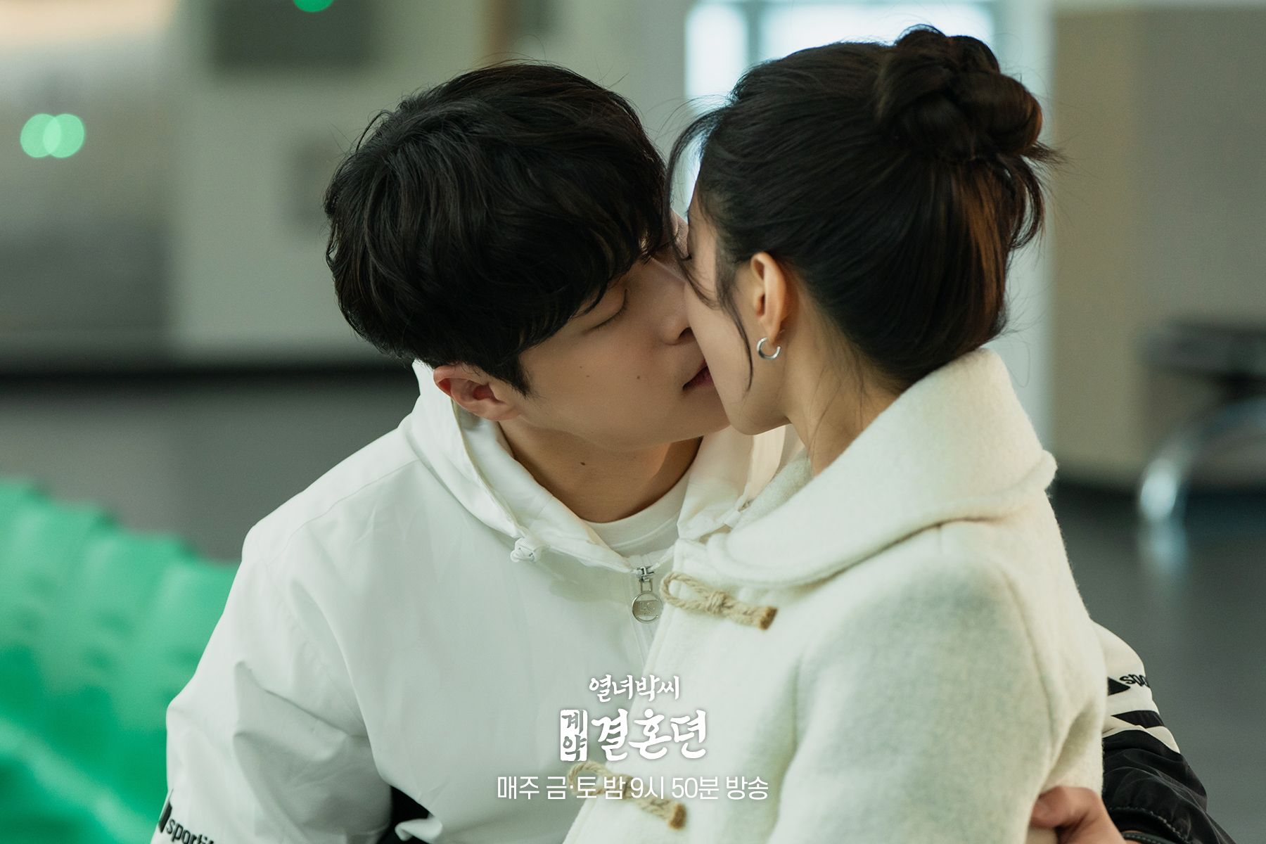 Adegan ciuman romantis es krim dalam film The Story Of Park’s Marriage Contract.