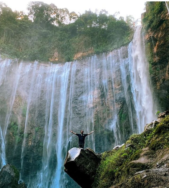 Air Terjun Tumpak Sewu merupakan salah satu destinasi wisata yang terletak di Jl. raya Sidonegoro, Besukcukit, Sidomulyo, Pronojiwo, Lumajang, Jawa Timur.
