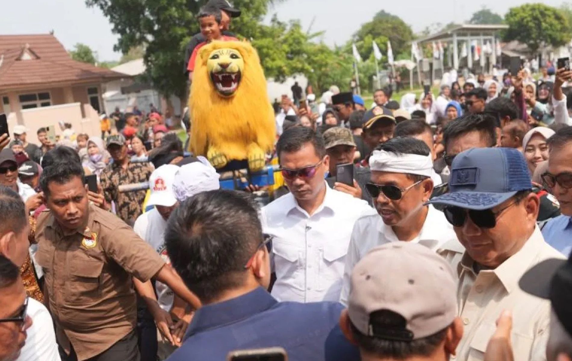 Calon Presiden nomor urut dua, Prabowo Subianto, disambut Dedi Mulyadi dan ribuan warga saat berkunjung ke Purwakarta.
