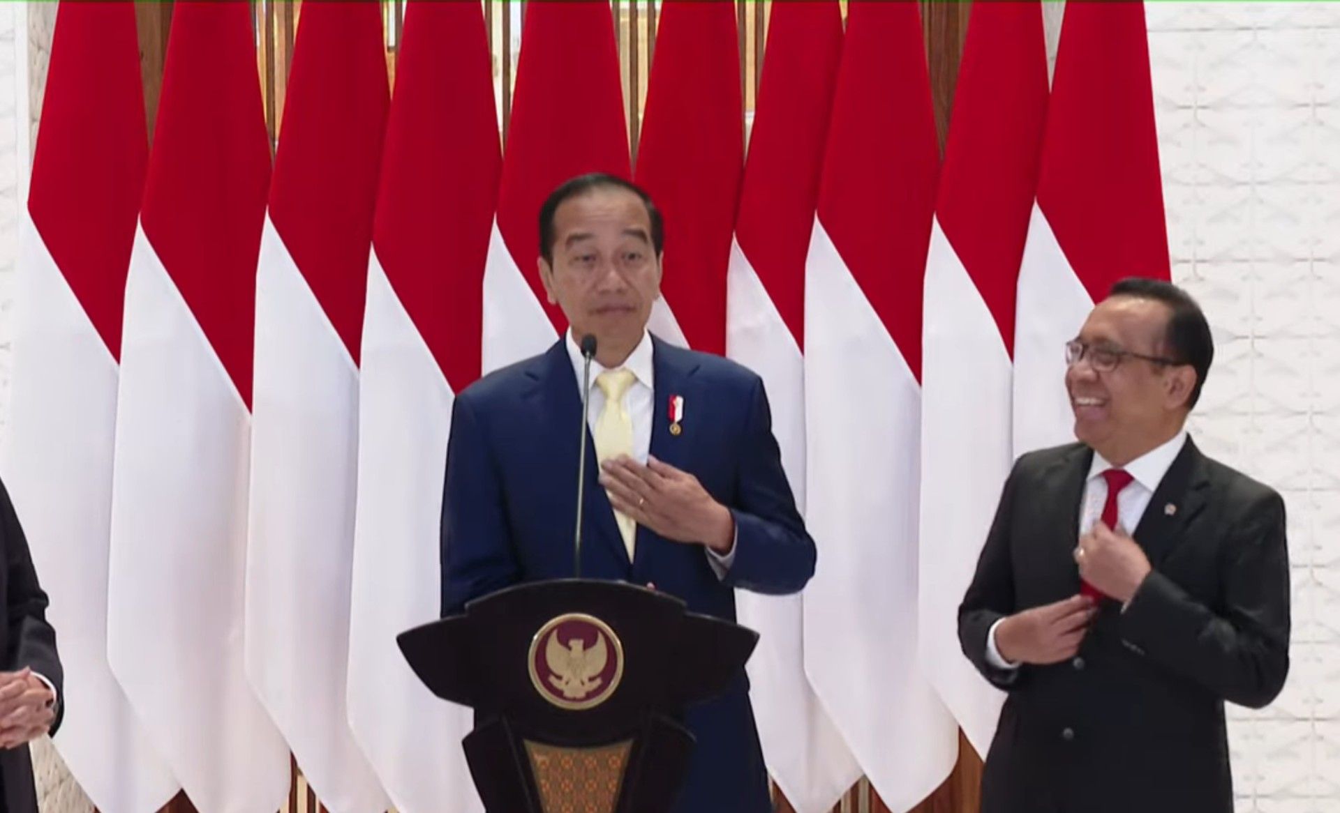 Presiden Jokowi pakai dasi berwarna kuning saat akan kunjungan ke Jepang, Sabtu (16/12/2023)