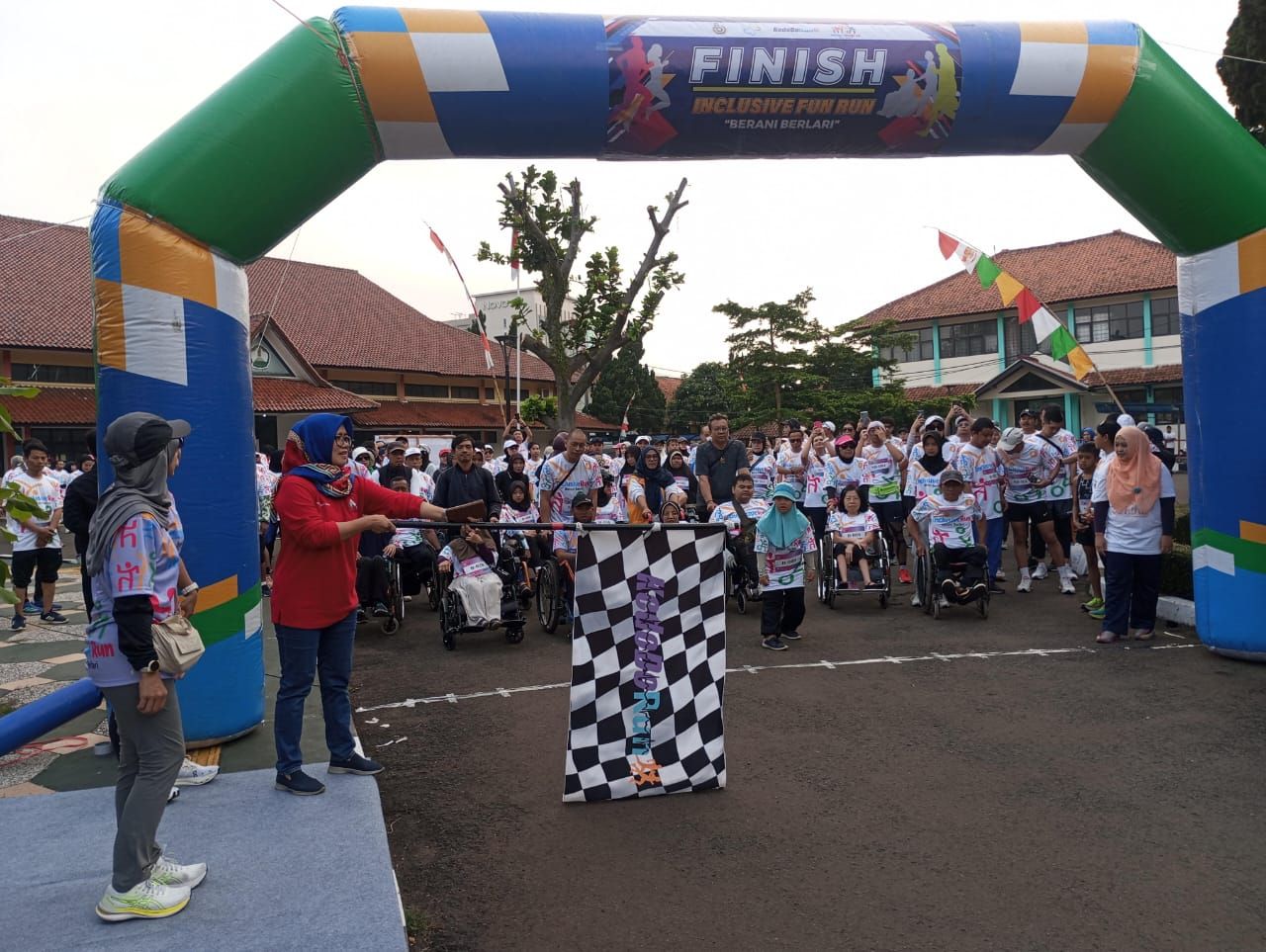 Peserta Inclusive Fun Run & Festival di Sentra Wyata Guna, Jalan Pajajaran, Cicendo, Bandung, Jawa Barat, Ahad, 17 Desember 2023