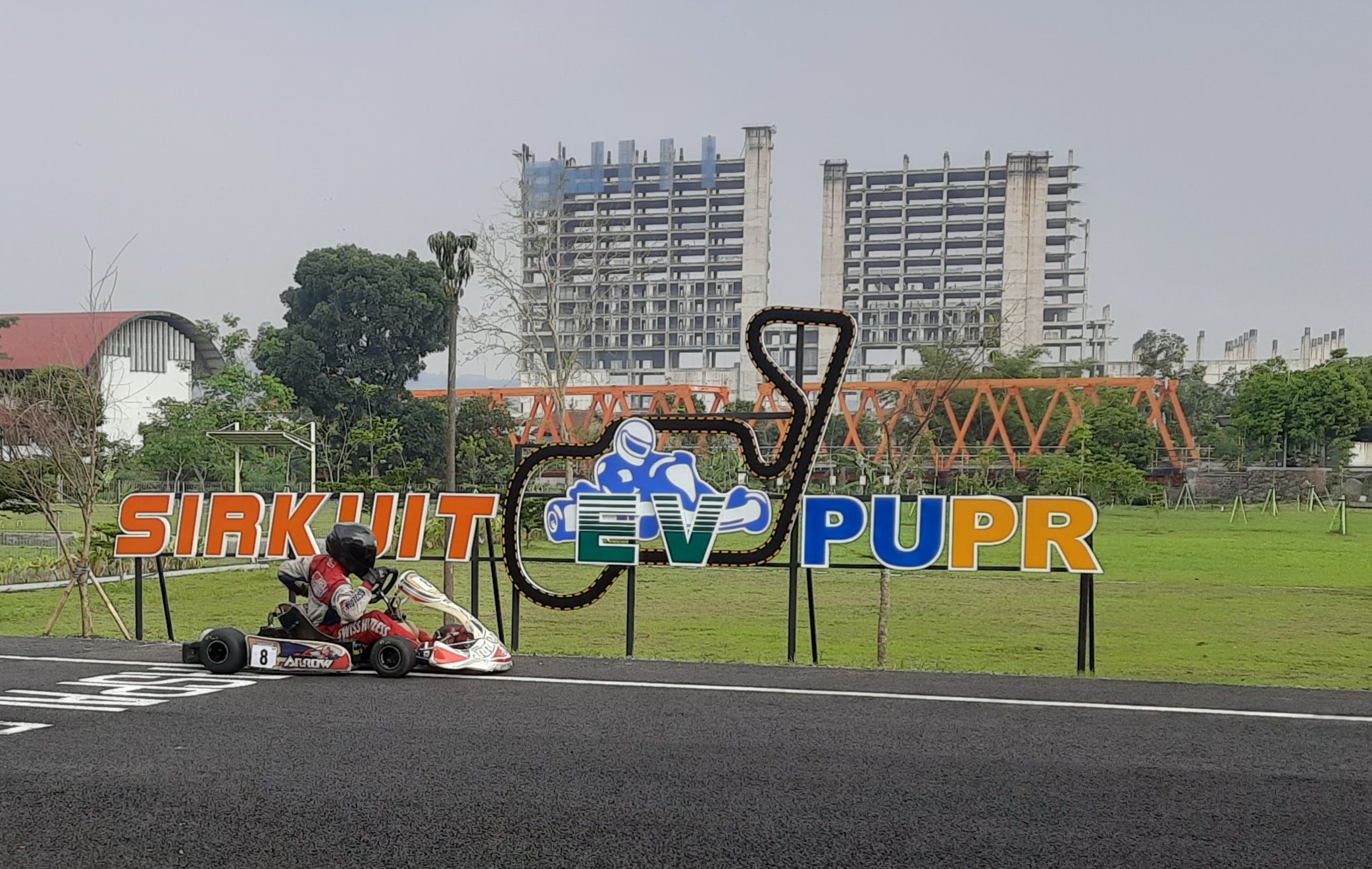 Peserta Electric Karting Race 2023 memacu kendaraannya di Sirkuit Electric Vehicle (EV) PUPR Bandung, Jalan AH. Nasution, Kota Bandung, 16 Desember 2023.*/  