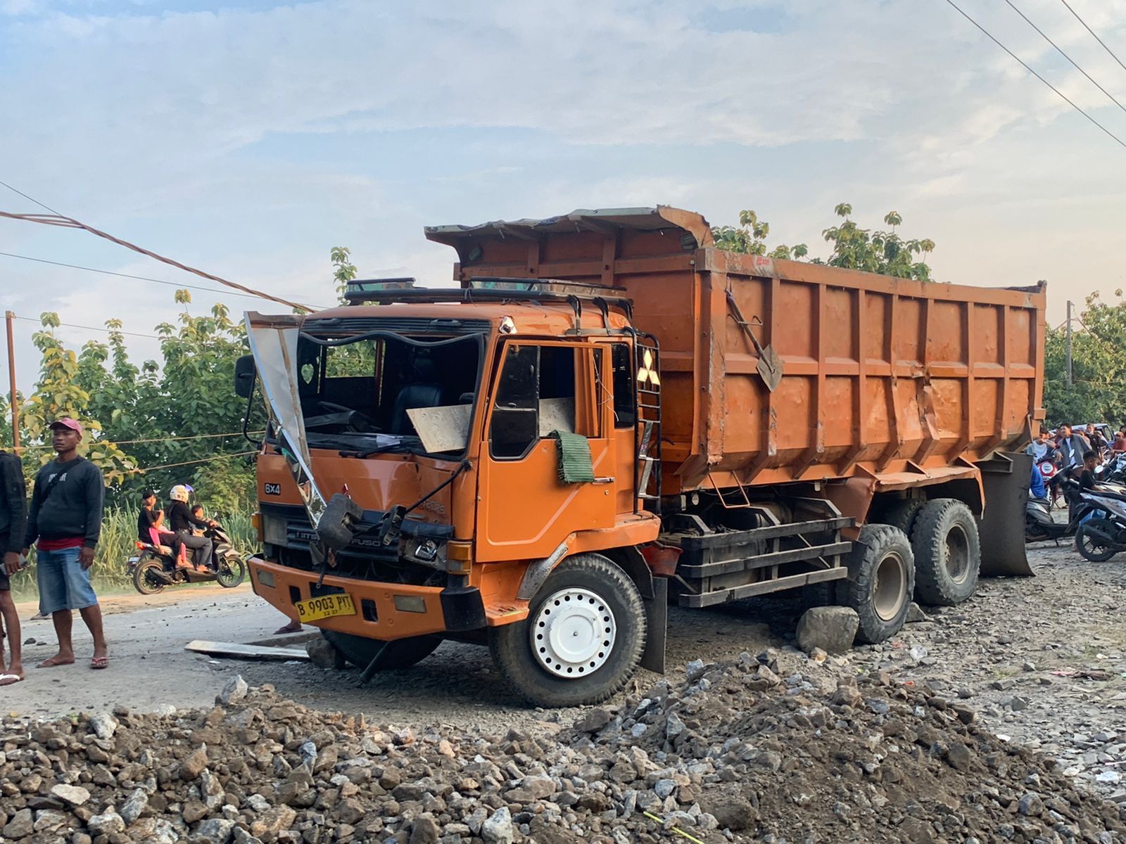 Tampak foto truk tambang yang merenggut nyawa Isnawati (34) dan Anaknya di Parungpanjang, Bogor, Minggu (17/12/2023).