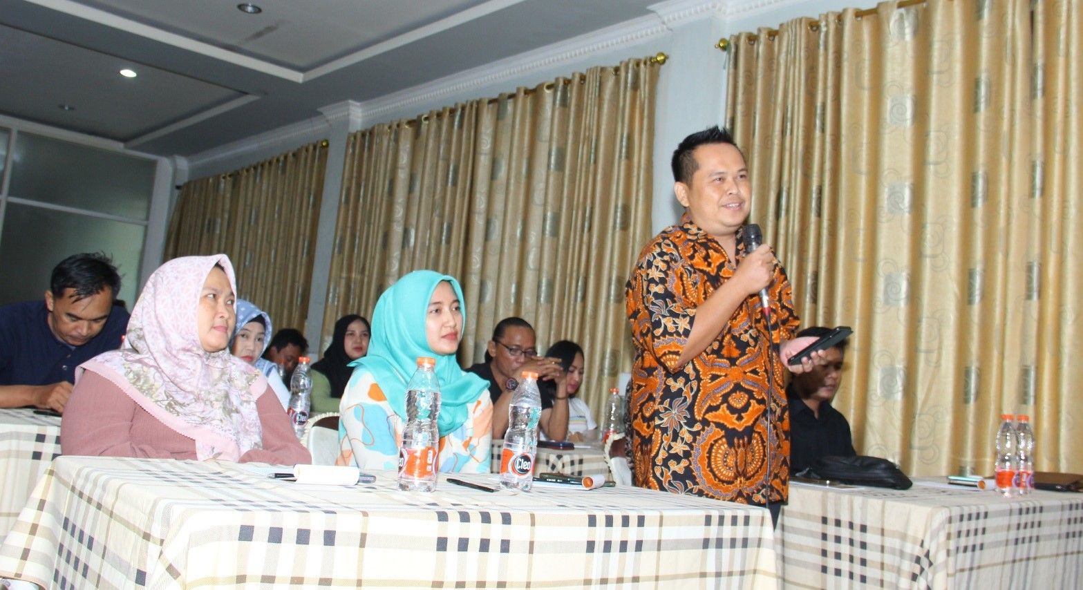 Seusai pemaparan materi workshop yang disampaikan Sekda Kuningan dilanjut dengan sesi diskusi yang cukup dinamis di Hotel Mountana Desa Sangkanurip Kecamatan Cigandamekar.