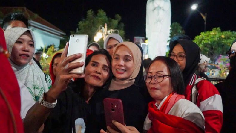 Siti Atiqoh Ganjar saat melayani selfie warga Madiun
