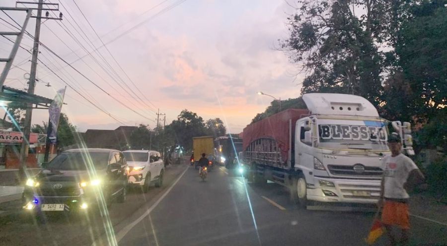 Kemacetan di Wongsorejo, Jalur Pantura Banyuwangi Situbondo Segera Terurai, Pekerjaan Dikebut!/Kendaraan yang telihat di bahu jalan ini mengambil ancang-ancang untuk masuk ke jalur buka-tutup arus dengan cara memotong antrian panjang./