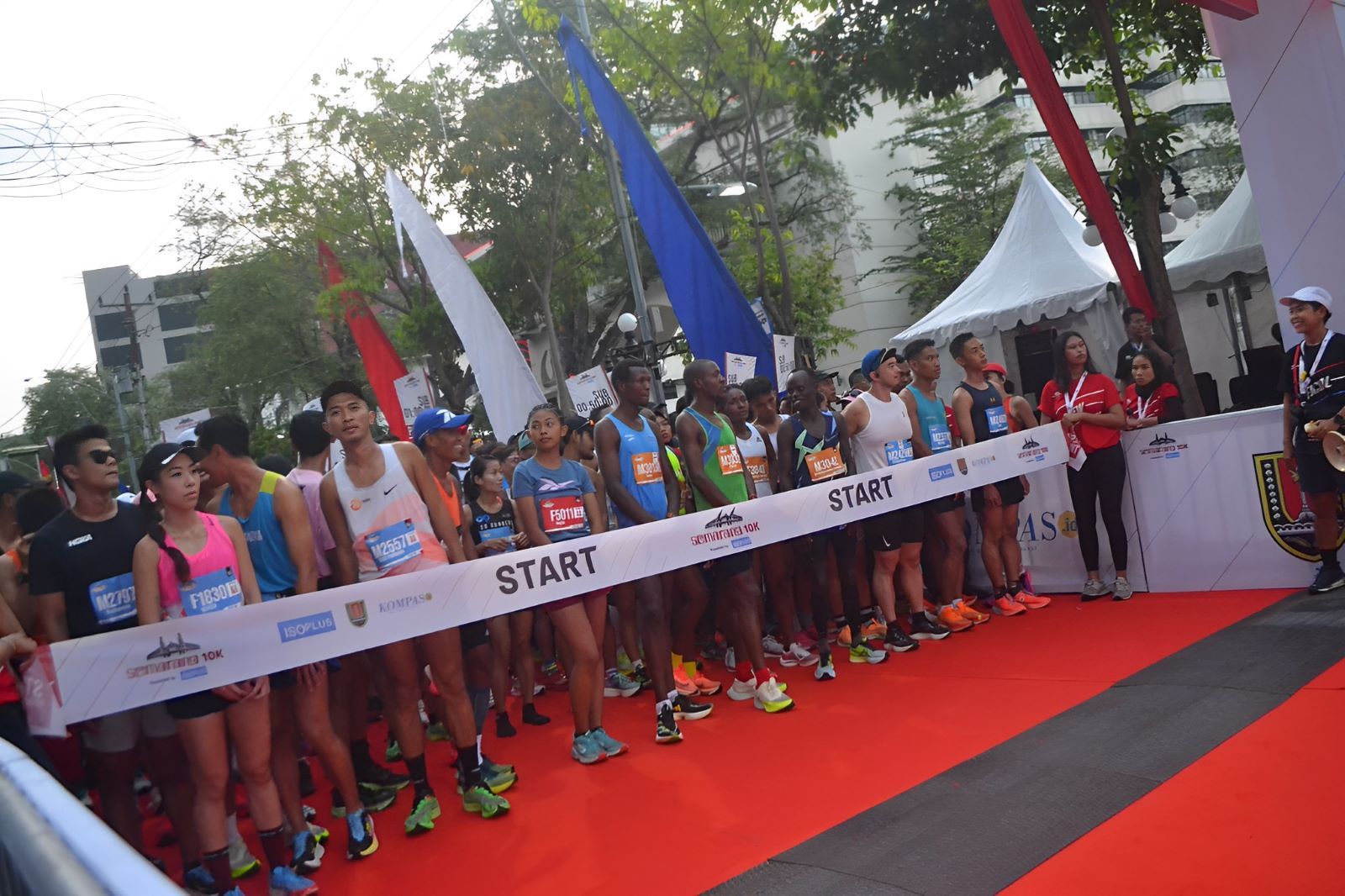 Para peserta Semarang 10K 2023 yang berada di garis start untuk memulai lomba lari, Minggu (17/12/2023).