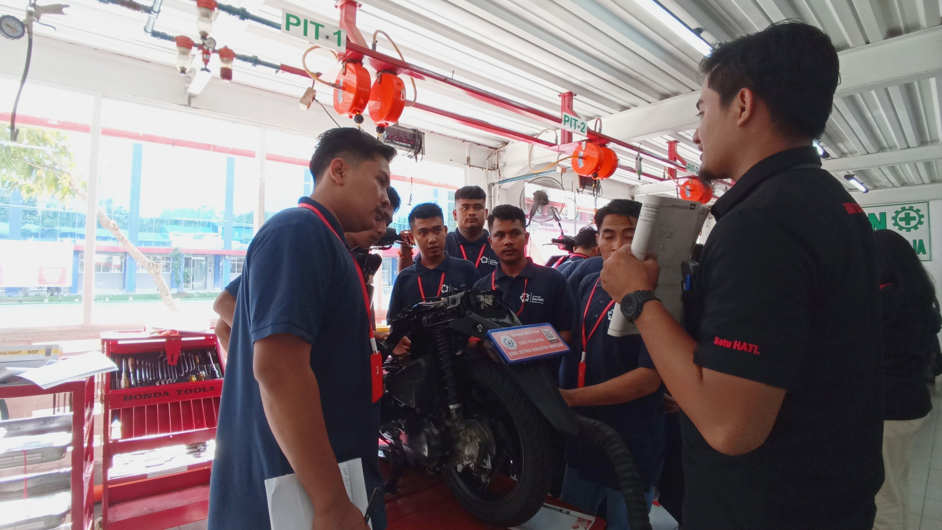 Yayasan AHM menfasilitasi 27 wirausahawan muda bidang bengkel otomotif roda dua melalui Astra Honda Youthpreneurship Program (AHYPP) di 12 provinsi.  