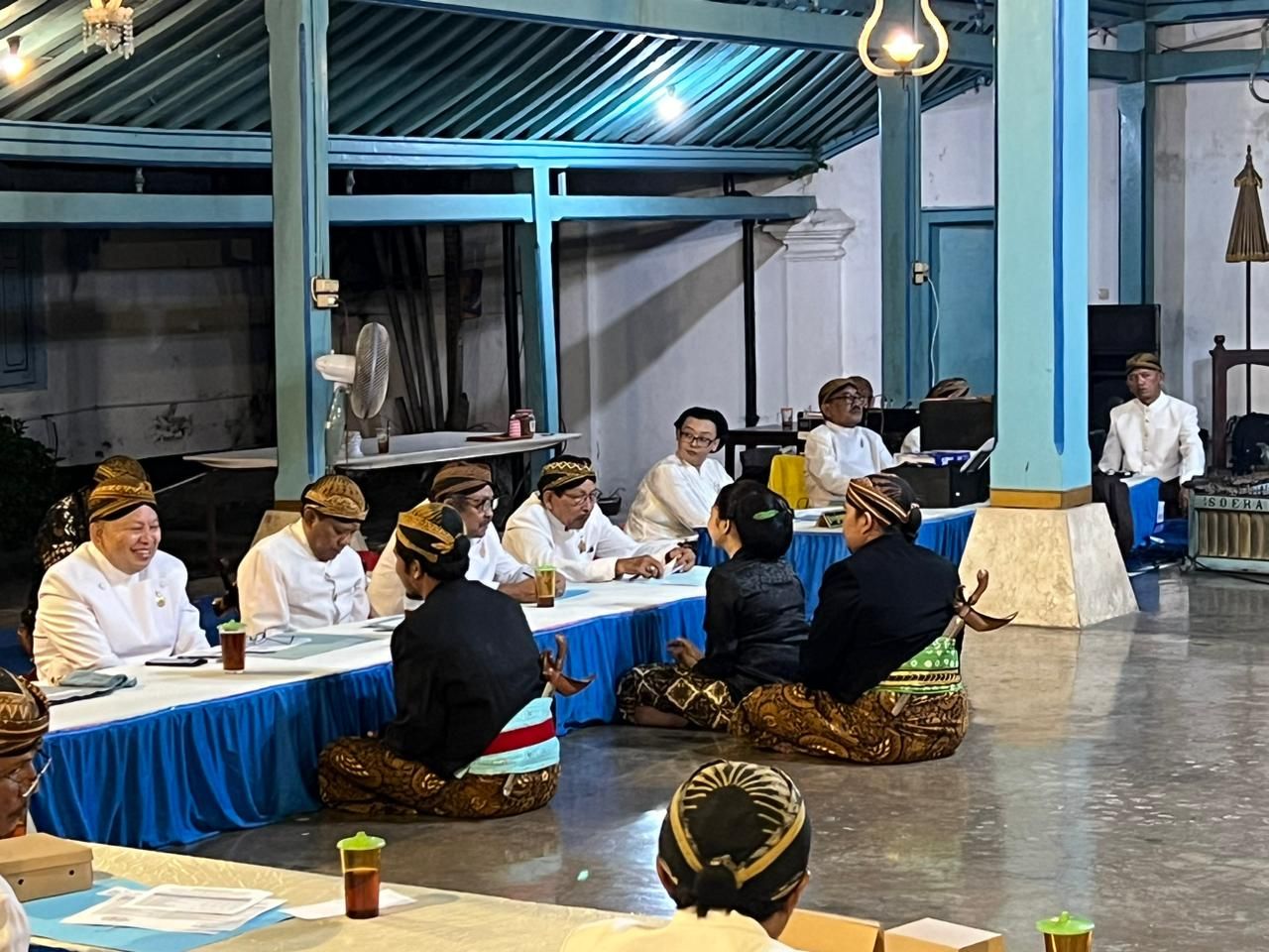 Yayasan Pawiyatan Kebudayaan Jawi Karaton Surakarta Gelar Ujian Praktek untuk 82 Orang Pambiwara di bangsal Smorokoto Karaton Surakarta, Sabtu, 16 Desember2003