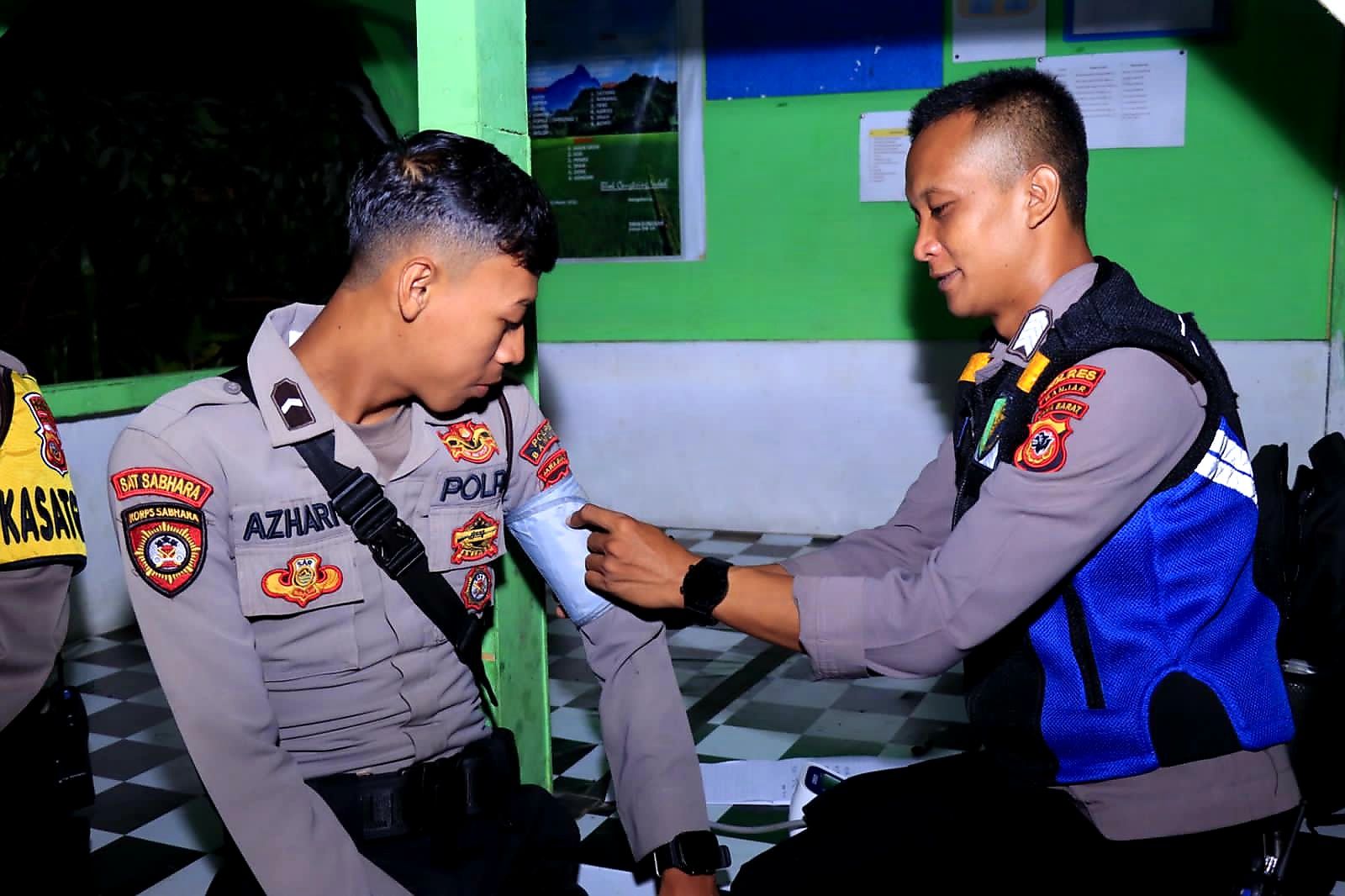 Dokes Polres Banjar belerja keliling melayani anggota Polri yang bertugas malam hari.