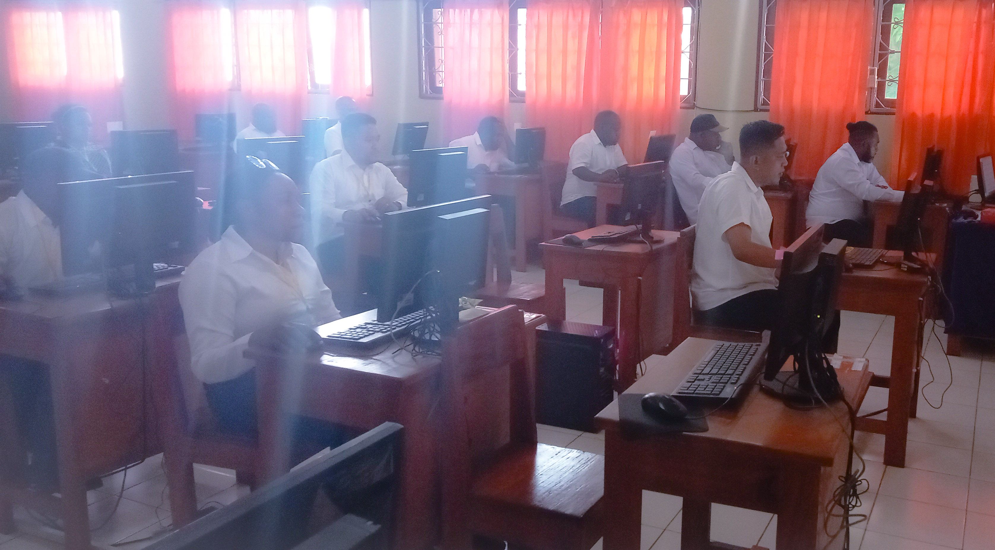 Para calon anggota KPU dari tiga Kabupaten ketika ikut tes tertulis di ruabg Lab Komputer SMP N 1 Jayapura