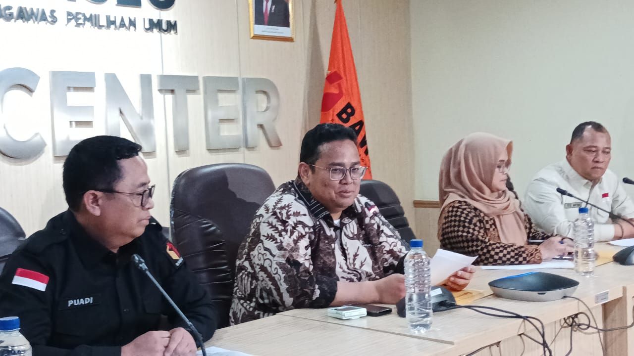 Ketua Badan Pengawas Pemilu (Bawaslu) Rahmat Bagja (tengah). 