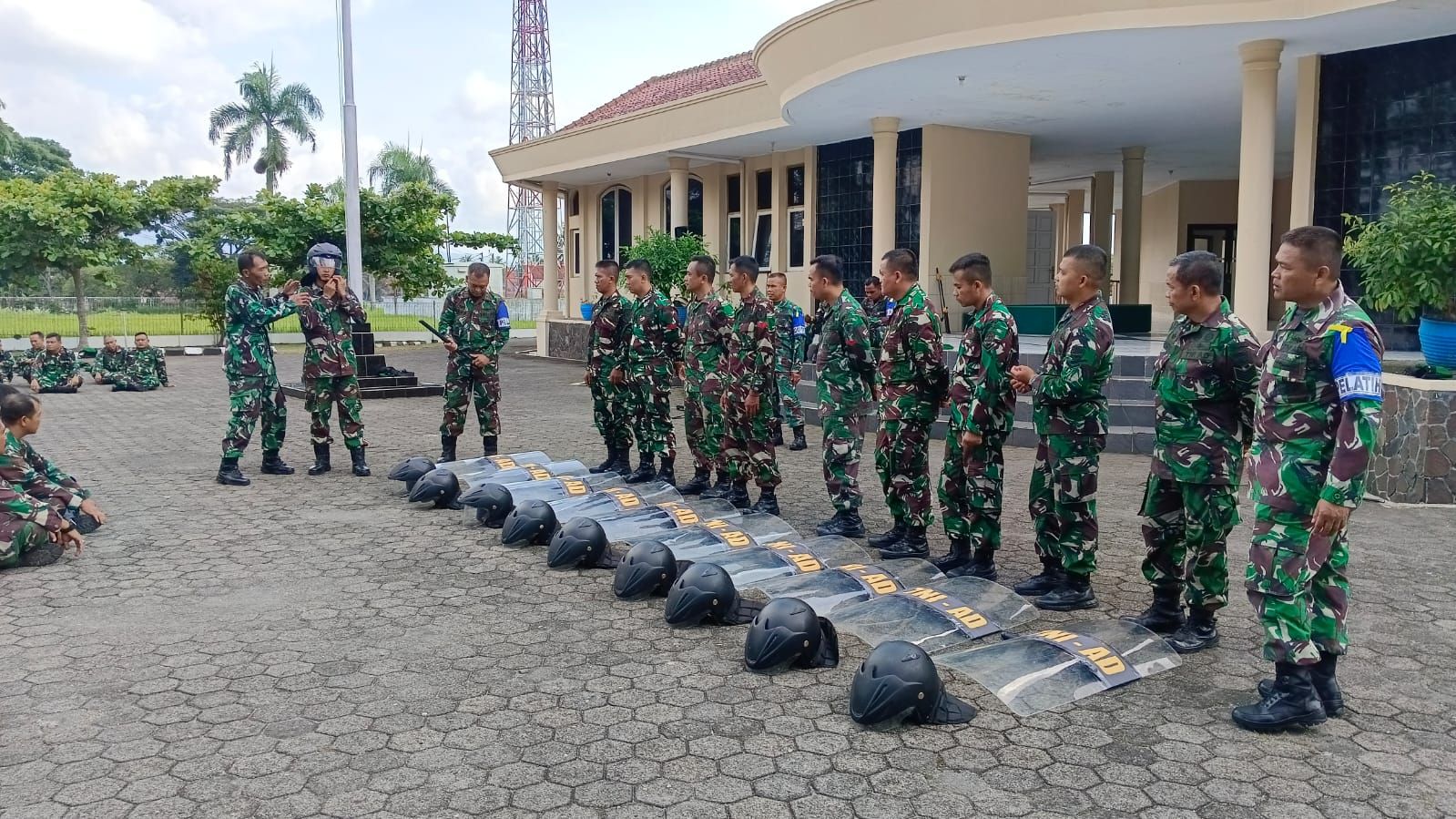 Personel Kodim 0612 Tasikmalaya melaksanakan pelatihan PHH