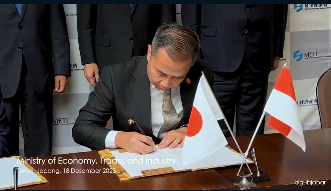 Pj Gubernur Jabar Bey Machmudin menandatangani nota kesepahaman pembangunan TPPAS Legok Nangka, Senin, 18 Desember 2023./istimewa