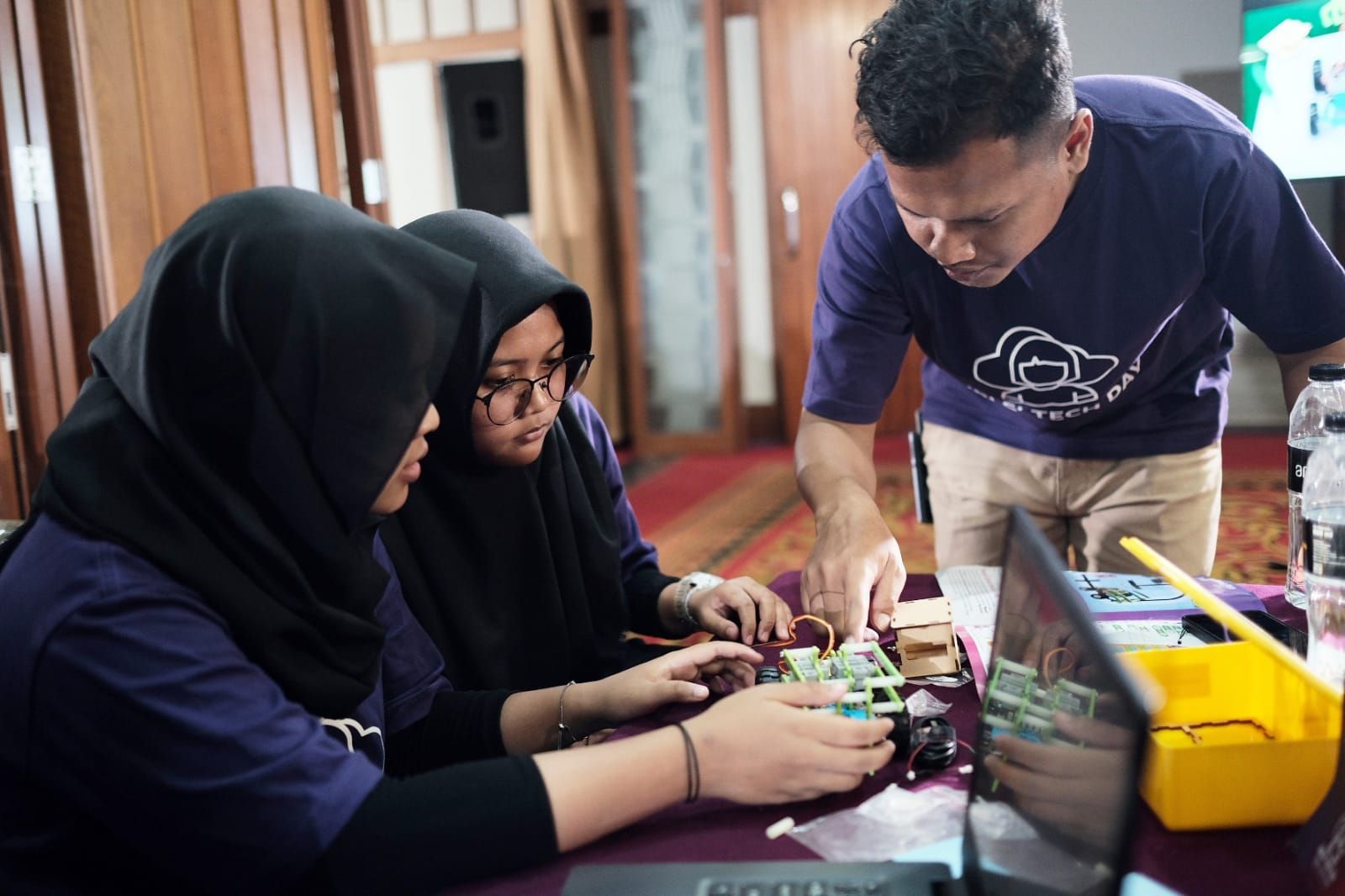 Amazon Web Services (AWS) bersama Prestasi Junior Indonesia (PJI), lembaga nirlaba yang fokus mempersiapkan generasi muda untuk bekerja menggelar program STEAM Innovation Festival dan AWS Girls’ Tech Day. 