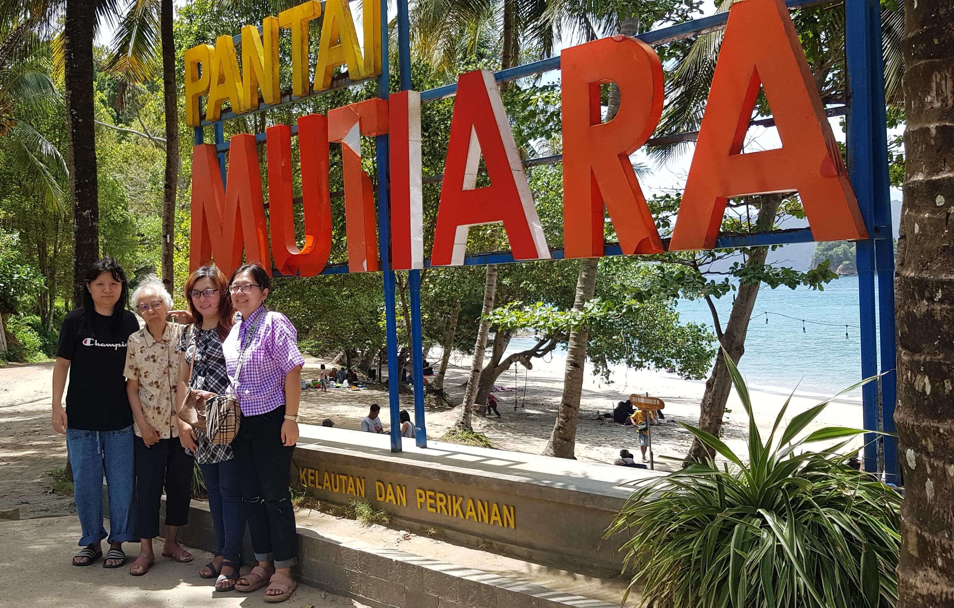 Pengunjung di Pantai Mutiara