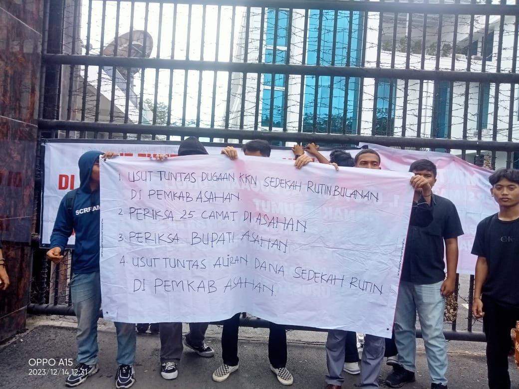 Aktivis korupsi dan mahasiswa bawa spanduk dugaan pungli dan gratifikasi  sedakah rutin Bupati asahan di Kejati Sumut 